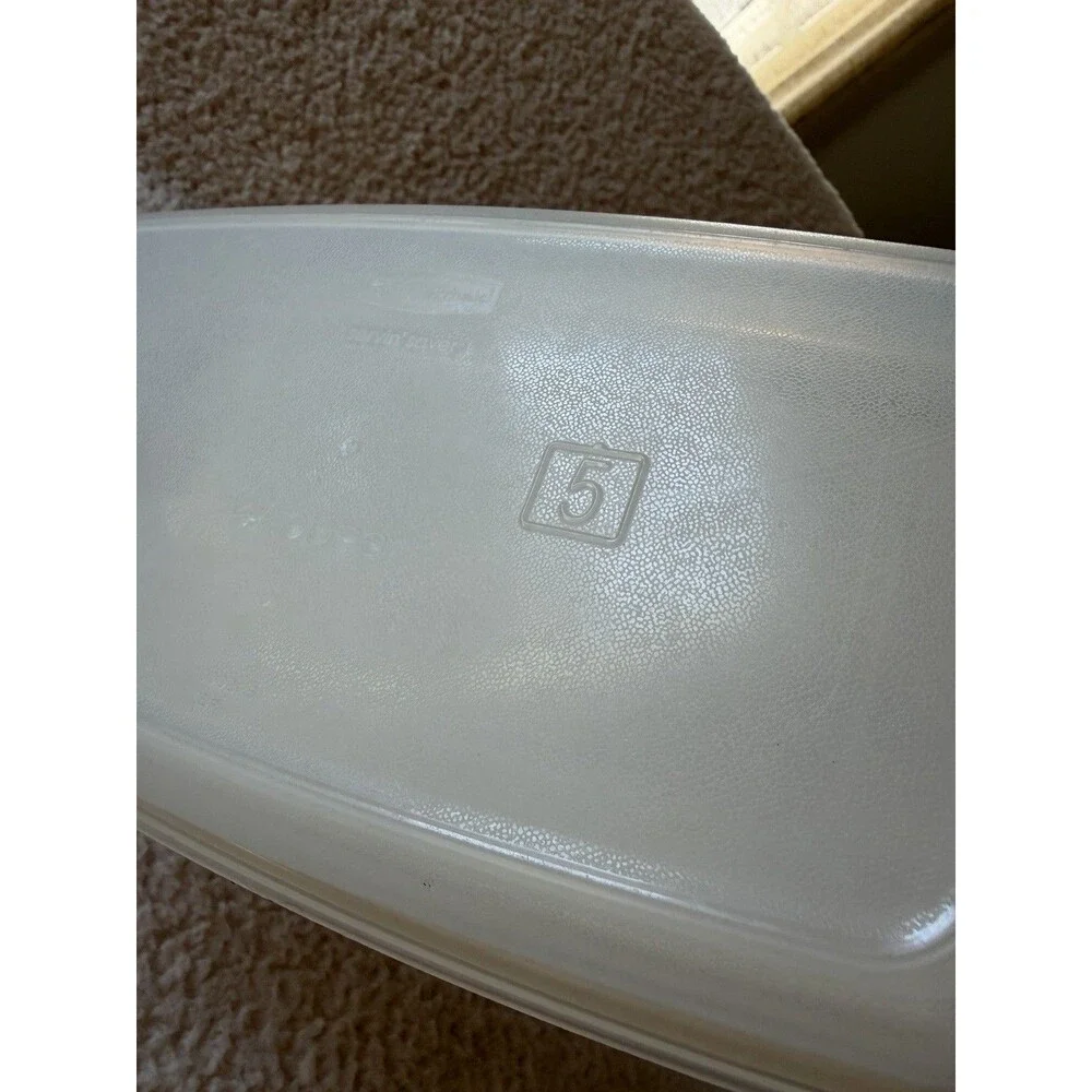 Rubbermaid Servin Saver Storage Container Almond Lid Rectangle 4 Cups 3860